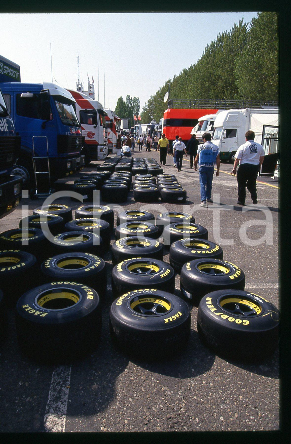 Treni di gomme GOODYEAR EAGLE FORMULA 1 GP MONZA 1989  35 mm vintage slide 2 Diapositiva d'epoca, in formato 35 mm.CONDIZIONI: GOODE' severamente vietata la riproduzione. Tutti i diritti sono riservati.Nella diapositiva ICharta mette in vendita, sul negozio eBay e in esclusiva sul sito "icharta" il proprio archivio composto da numerose diapositive e negativi fotografici d'epoca, tutti originali e autentici, che attraversano la storia del costume italiano tra gli la fine degli anni Sessanta e Novanta.Si tratta di uno sguardo inedito sull'attualità , la politica, la vita quotidiana, il gossip e la cultura, che fotografa il cambiamento della nazione in quest'ultimo scorcio del XX secolo. Un'occasione unica per il mercato del collezionismo, che vede finalmente disponibile un archivio eccezionale per vastità , tematiche e condizioni, in un settore (il negativo fotografico e la diapositiva) di assoluta novità  e dalle interessanti prospettive di investimento.  GOOD/buono   originale e autentica 1