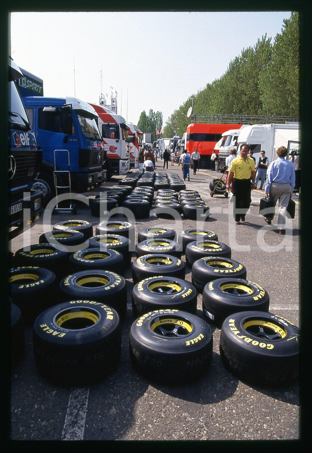 Treni di gomme GOODYEAR EAGLE FORMULA 1 GP MONZA 1989  35 mm vintage slide 4 Diapositiva d'epoca, in formato 35 mm.CONDIZIONI: GOODE' severamente vietata la riproduzione. Tutti i diritti sono riservati.Nella diapositiva ICharta mette in vendita, sul negozio eBay e in esclusiva sul sito "icharta" il proprio archivio composto da numerose diapositive e negativi fotografici d'epoca, tutti originali e autentici, che attraversano la storia del costume italiano tra gli la fine degli anni Sessanta e Novanta.Si tratta di uno sguardo inedito sull'attualità , la politica, la vita quotidiana, il gossip e la cultura, che fotografa il cambiamento della nazione in quest'ultimo scorcio del XX secolo. Un'occasione unica per il mercato del collezionismo, che vede finalmente disponibile un archivio eccezionale per vastità , tematiche e condizioni, in un settore (il negativo fotografico e la diapositiva) di assoluta novità  e dalle interessanti prospettive di investimento.  GOOD/buono   originale e autentica 1