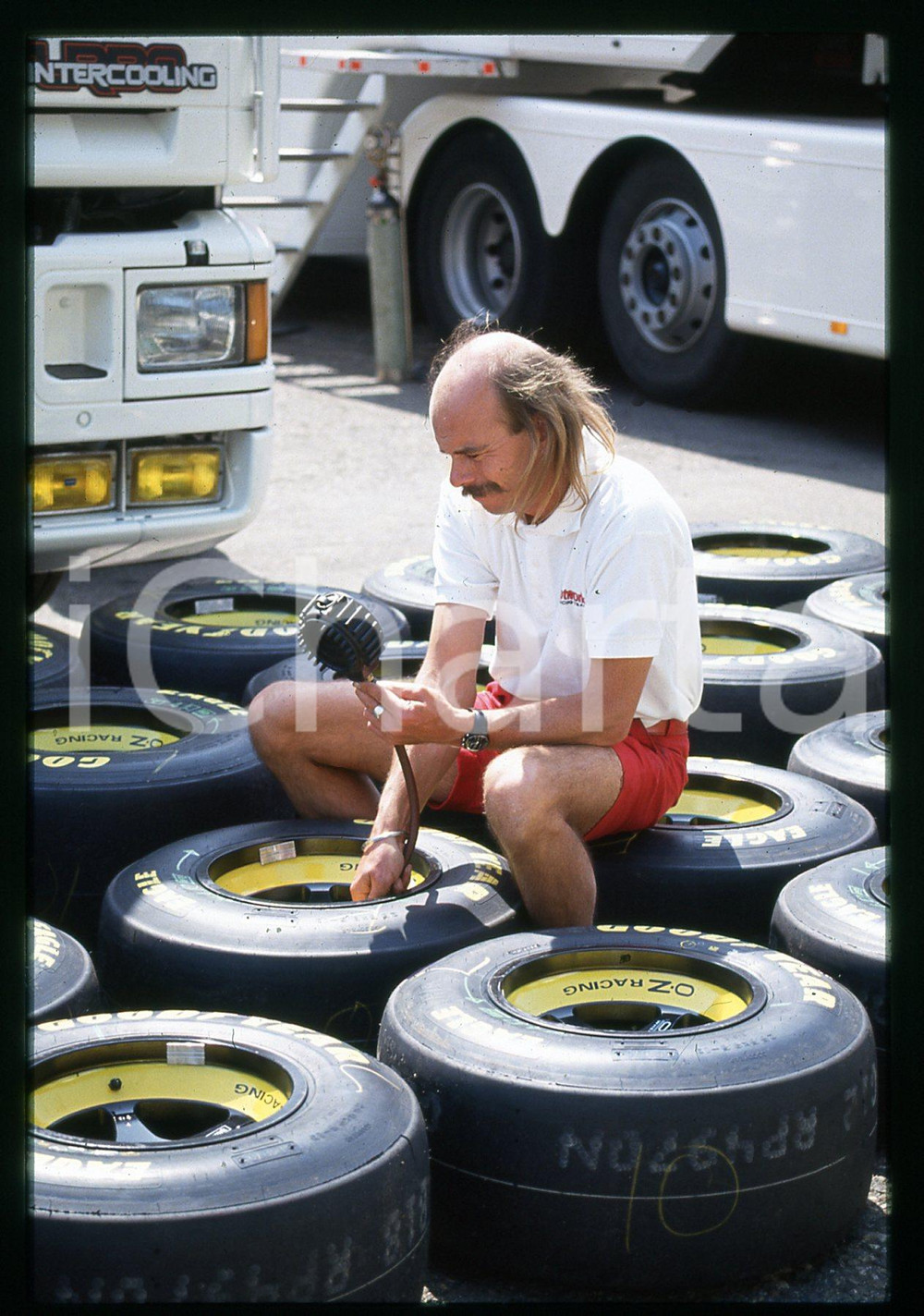 Tecnico con gomme GOODYEAR EAGLE FORMULA 1 GP MONZA 1989  35 mm vintage slide 3 Diapositiva d'epoca, in formato 35 mm.CONDIZIONI: GOODE' severamente vietata la riproduzione. Tutti i diritti sono riservati.Nella diapositiva ICharta mette in vendita, sul negozio eBay e in esclusiva sul sito "icharta" il proprio archivio composto da numerose diapositive e negativi fotografici d'epoca, tutti originali e autentici, che attraversano la storia del costume italiano tra gli la fine degli anni Sessanta e Novanta.Si tratta di uno sguardo inedito sull'attualità , la politica, la vita quotidiana, il gossip e la cultura, che fotografa il cambiamento della nazione in quest'ultimo scorcio del XX secolo. Un'occasione unica per il mercato del collezionismo, che vede finalmente disponibile un archivio eccezionale per vastità , tematiche e condizioni, in un settore (il negativo fotografico e la diapositiva) di assoluta novità  e dalle interessanti prospettive di investimento.  GOOD/buono   originale e autentica 1