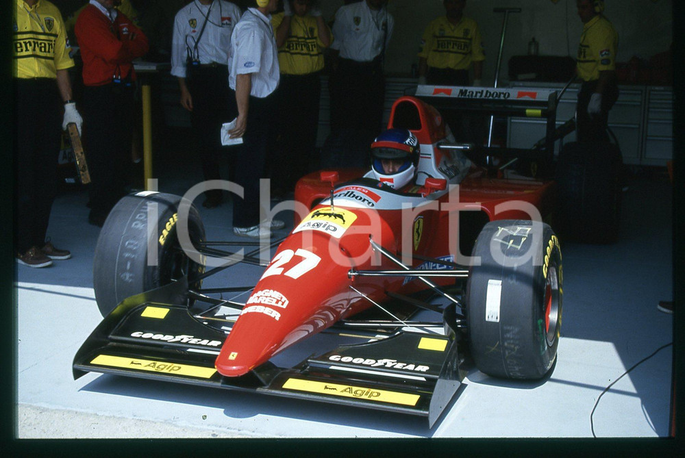 Jean ALESI su FERRARI F93A FORMULA 1 GP SAN MARINO 1993  35 mm vintage slide 2 Diapositiva d'epoca, in formato 35 mm.CONDIZIONI: GOODE' severamente vietata la riproduzione. Tutti i diritti sono riservati.Nella diapositiva ICharta mette in vendita, sul negozio eBay e in esclusiva sul sito "icharta" il proprio archivio composto da numerose diapositive e negativi fotografici d'epoca, tutti originali e autentici, che attraversano la storia del costume italiano tra gli la fine degli anni Sessanta e Novanta.Si tratta di uno sguardo inedito sull'attualità , la politica, la vita quotidiana, il gossip e la cultura, che fotografa il cambiamento della nazione in quest'ultimo scorcio del XX secolo. Un'occasione unica per il mercato del collezionismo, che vede finalmente disponibile un archivio eccezionale per vastità , tematiche e condizioni, in un settore (il negativo fotografico e la diapositiva) di assoluta novità  e dalle interessanti prospettive di investimento.  GOOD/buono   originale e autentica 1