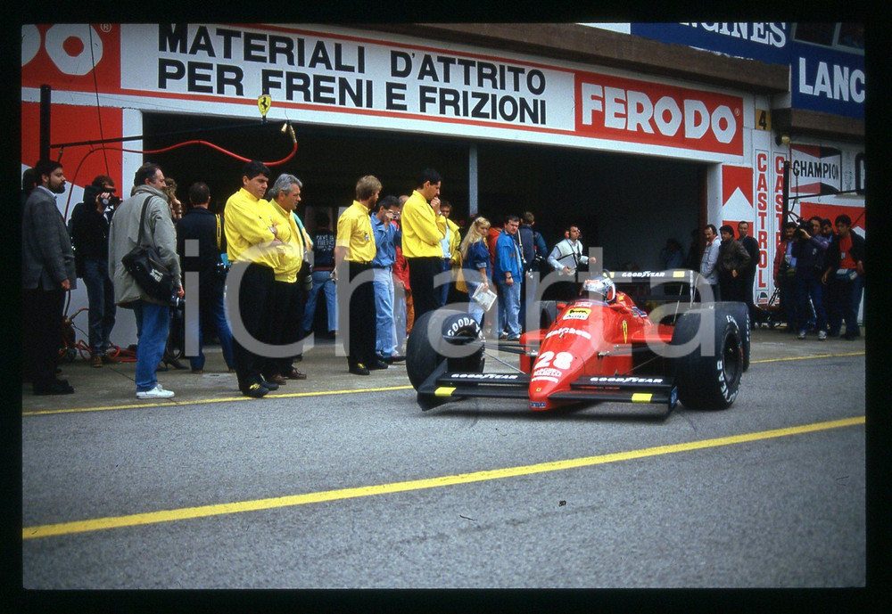 Gerhard BERGER su FERRARI F1-87/88C - F1 GP SAN MARINO 1988 35 mm vintage slide Diapositiva d'epoca, in formato 35 mm.CONDIZIONI: GOODE' severamente vietata la riproduzione. Tutti i diritti sono riservati.Nella diapositiva ICharta mette in vendita, sul negozio eBay e in esclusiva sul sito "icharta" il proprio archivio composto da numerose diapositive e negativi fotografici d'epoca, tutti originali e autentici, che attraversano la storia del costume italiano tra gli la fine degli anni Sessanta e Novanta.Si tratta di uno sguardo inedito sull'attualità , la politica, la vita quotidiana, il gossip e la cultura, che fotografa il cambiamento della nazione in quest'ultimo scorcio del XX secolo. Un'occasione unica per il mercato del collezionismo, che vede finalmente disponibile un archivio eccezionale per vastità , tematiche e condizioni, in un settore (il negativo fotografico e la diapositiva) di assoluta novità  e dalle interessanti prospettive di investimento.  GOOD/buono   originale e autentica 1