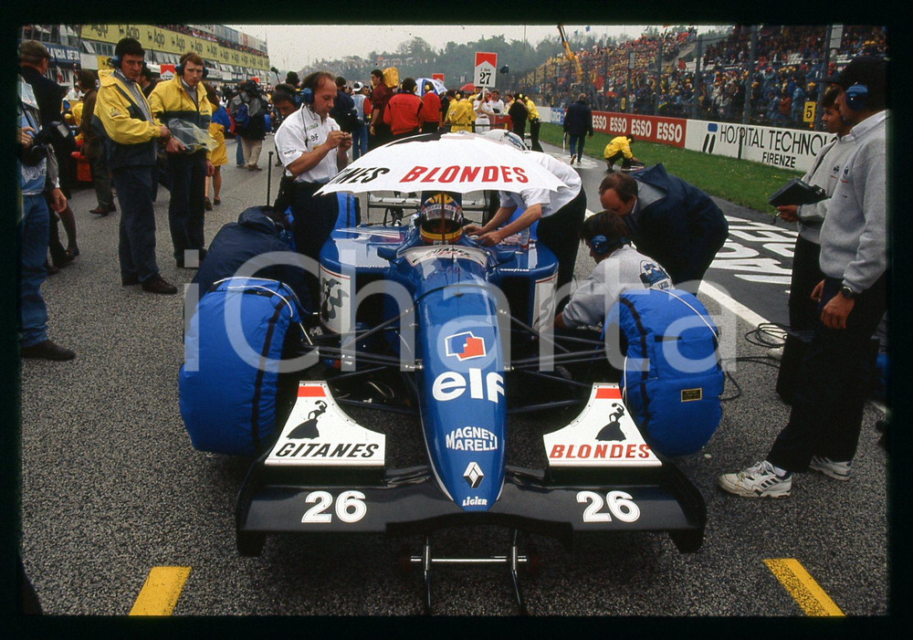 Mark BLUNDELL su LIGIER JS39 - F1 GP SAN MARINO 1993 35 mm vintage slide Diapositiva d'epoca, in formato 35 mm.CONDIZIONI: GOODE' severamente vietata la riproduzione. Tutti i diritti sono riservati.Nella diapositiva ICharta mette in vendita, sul negozio eBay e in esclusiva sul sito "icharta" il proprio archivio composto da numerose diapositive e negativi fotografici d'epoca, tutti originali e autentici, che attraversano la storia del costume italiano tra gli la fine degli anni Sessanta e Novanta.Si tratta di uno sguardo inedito sull'attualità , la politica, la vita quotidiana, il gossip e la cultura, che fotografa il cambiamento della nazione in quest'ultimo scorcio del XX secolo. Un'occasione unica per il mercato del collezionismo, che vede finalmente disponibile un archivio eccezionale per vastità , tematiche e condizioni, in un settore (il negativo fotografico e la diapositiva) di assoluta novità  e dalle interessanti prospettive di investimento.  GOOD/buono   originale e autentica 1