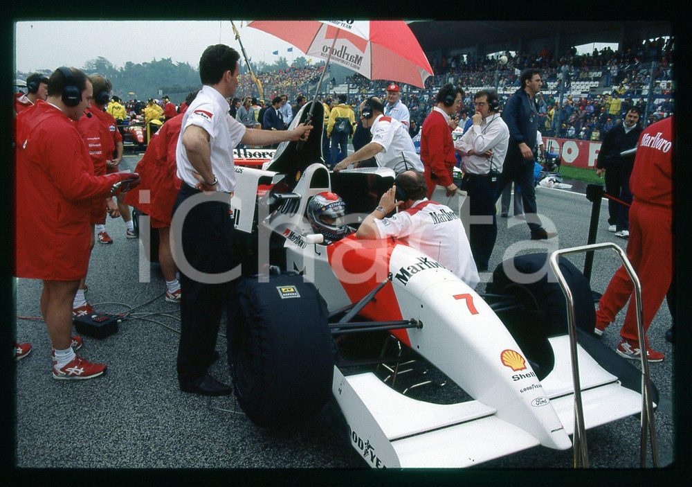 Michael ANDRETTI su MCLAREN MP4/8 - F1 GP SAN MARINO 1993 35 mm vintage slide Diapositiva d'epoca, in formato 35 mm.CONDIZIONI: GOODE' severamente vietata la riproduzione. Tutti i diritti sono riservati.Nella diapositiva ICharta mette in vendita, sul negozio eBay e in esclusiva sul sito "icharta" il proprio archivio composto da numerose diapositive e negativi fotografici d'epoca, tutti originali e autentici, che attraversano la storia del costume italiano tra gli la fine degli anni Sessanta e Novanta.Si tratta di uno sguardo inedito sull'attualità , la politica, la vita quotidiana, il gossip e la cultura, che fotografa il cambiamento della nazione in quest'ultimo scorcio del XX secolo. Un'occasione unica per il mercato del collezionismo, che vede finalmente disponibile un archivio eccezionale per vastità , tematiche e condizioni, in un settore (il negativo fotografico e la diapositiva) di assoluta novità  e dalle interessanti prospettive di investimento.  GOOD/buono   originale e autentica 1