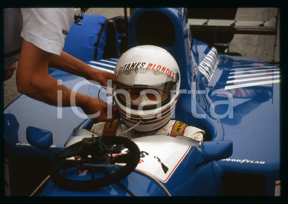 Martin BRUNDLE su LIGIER JS39 - F1 GP SAN MARINO 1988 35 mm vintage slide Diapositiva d'epoca, in formato 35 mm.CONDIZIONI: GOODE' severamente vietata la riproduzione. Tutti i diritti sono riservati.Nella diapositiva ICharta mette in vendita, sul negozio eBay e in esclusiva sul sito "icharta" il proprio archivio composto da numerose diapositive e negativi fotografici d'epoca, tutti originali e autentici, che attraversano la storia del costume italiano tra gli la fine degli anni Sessanta e Novanta.Si tratta di uno sguardo inedito sull'attualità , la politica, la vita quotidiana, il gossip e la cultura, che fotografa il cambiamento della nazione in quest'ultimo scorcio del XX secolo. Un'occasione unica per il mercato del collezionismo, che vede finalmente disponibile un archivio eccezionale per vastità , tematiche e condizioni, in un settore (il negativo fotografico e la diapositiva) di assoluta novità  e dalle interessanti prospettive di investimento.  GOOD/buono   originale e autentica 1