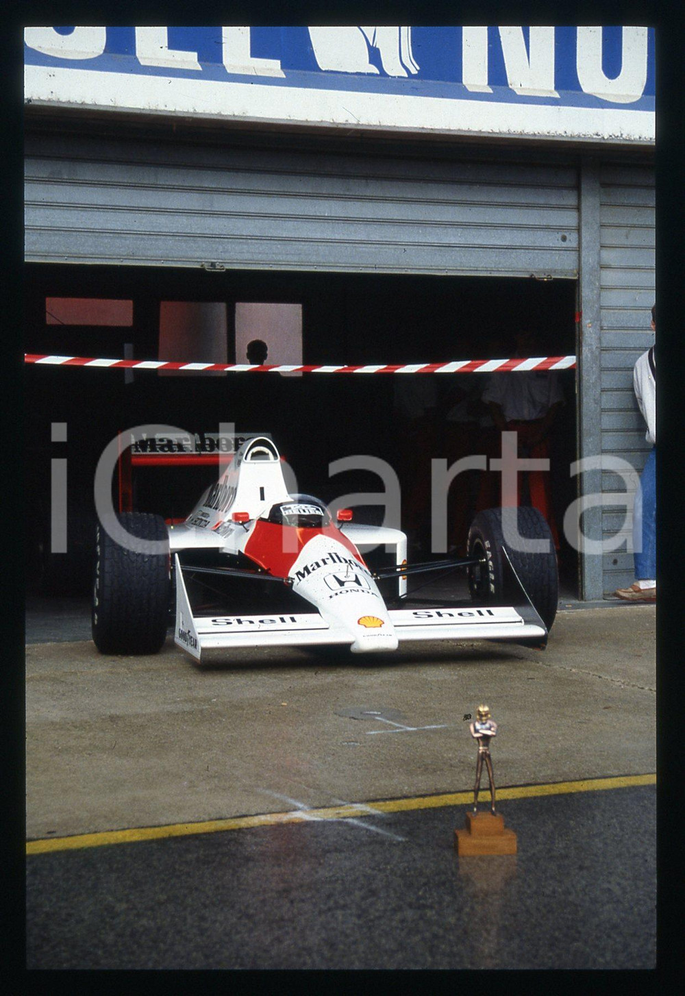 MCLAREN MP4/4 ai box - F1 GP SAN MARINO 1988 35 mm vintage slide Diapositiva d'epoca, in formato 35 mm.CONDIZIONI: GOODE' severamente vietata la riproduzione. Tutti i diritti sono riservati.Nella diapositiva ICharta mette in vendita, sul negozio eBay e in esclusiva sul sito "icharta" il proprio archivio composto da numerose diapositive e negativi fotografici d'epoca, tutti originali e autentici, che attraversano la storia del costume italiano tra gli la fine degli anni Sessanta e Novanta.Si tratta di uno sguardo inedito sull'attualità , la politica, la vita quotidiana, il gossip e la cultura, che fotografa il cambiamento della nazione in quest'ultimo scorcio del XX secolo. Un'occasione unica per il mercato del collezionismo, che vede finalmente disponibile un archivio eccezionale per vastità , tematiche e condizioni, in un settore (il negativo fotografico e la diapositiva) di assoluta novità  e dalle interessanti prospettive di investimento.  GOOD/buono   originale e autentica 1