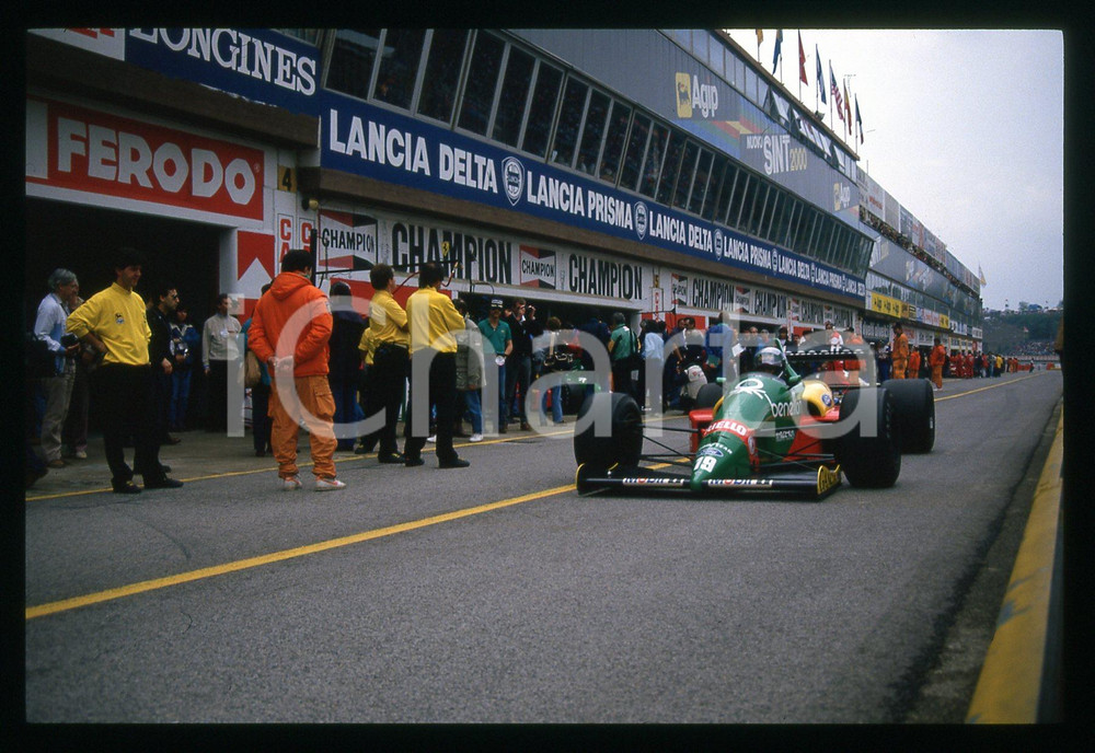 Alessandro NANNINI su BENETTON B188 - F1 GP SAN MARINO 1988 35 mm vintage slide Diapositiva d'epoca, in formato 35 mm.CONDIZIONI: GOODE' severamente vietata la riproduzione. Tutti i diritti sono riservati.Nella diapositiva ICharta mette in vendita, sul negozio eBay e in esclusiva sul sito "icharta" il proprio archivio composto da numerose diapositive e negativi fotografici d'epoca, tutti originali e autentici, che attraversano la storia del costume italiano tra gli la fine degli anni Sessanta e Novanta.Si tratta di uno sguardo inedito sull'attualità , la politica, la vita quotidiana, il gossip e la cultura, che fotografa il cambiamento della nazione in quest'ultimo scorcio del XX secolo. Un'occasione unica per il mercato del collezionismo, che vede finalmente disponibile un archivio eccezionale per vastità , tematiche e condizioni, in un settore (il negativo fotografico e la diapositiva) di assoluta novità  e dalle interessanti prospettive di investimento.  GOOD/buono   originale e autentica 1