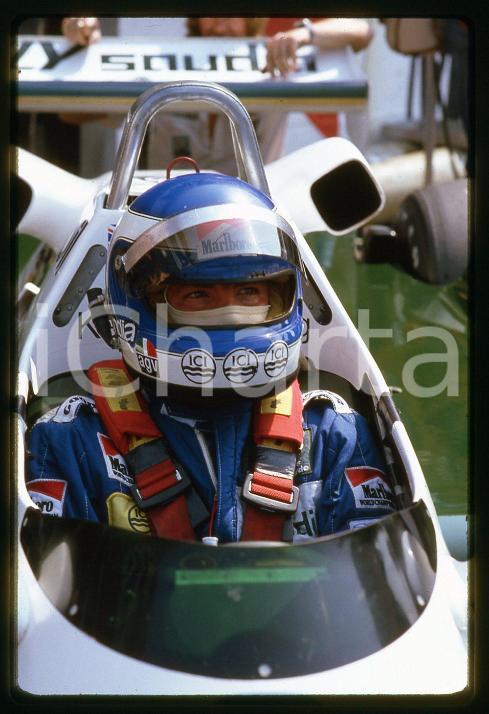 Keke ROSBERG su WILLIAMS FW08 - FORMULA 1 GP MONZA 1982 35 mm vintage slide Diapositiva d'epoca, in formato 35 mm.CONDIZIONI: GOODE' severamente vietata la riproduzione. Tutti i diritti sono riservati.Nella diapositiva ICharta mette in vendita, sul negozio eBay e in esclusiva sul sito "icharta" il proprio archivio composto da numerose diapositive e negativi fotografici d'epoca, tutti originali e autentici, che attraversano la storia del costume italiano tra gli la fine degli anni Sessanta e Novanta.Si tratta di uno sguardo inedito sull'attualità , la politica, la vita quotidiana, il gossip e la cultura, che fotografa il cambiamento della nazione in quest'ultimo scorcio del XX secolo. Un'occasione unica per il mercato del collezionismo, che vede finalmente disponibile un archivio eccezionale per vastità , tematiche e condizioni, in un settore (il negativo fotografico e la diapositiva) di assoluta novità  e dalle interessanti prospettive di investimento.  GOOD/buono   originale e autentica 1