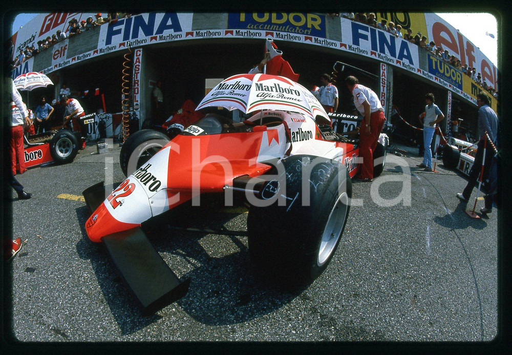 ALFA ROMEO 182T di Andrea DE CESARIS - F1 GP MONZA 1982 35 mm vintage slide Diapositiva d'epoca, in formato 35 mm.CONDIZIONI: GOODE' severamente vietata la riproduzione. Tutti i diritti sono riservati.Nella diapositiva ICharta mette in vendita, sul negozio eBay e in esclusiva sul sito "icharta" il proprio archivio composto da numerose diapositive e negativi fotografici d'epoca, tutti originali e autentici, che attraversano la storia del costume italiano tra gli la fine degli anni Sessanta e Novanta.Si tratta di uno sguardo inedito sull'attualità , la politica, la vita quotidiana, il gossip e la cultura, che fotografa il cambiamento della nazione in quest'ultimo scorcio del XX secolo. Un'occasione unica per il mercato del collezionismo, che vede finalmente disponibile un archivio eccezionale per vastità , tematiche e condizioni, in un settore (il negativo fotografico e la diapositiva) di assoluta novità  e dalle interessanti prospettive di investimento.  GOOD/buono   originale e autentica 1