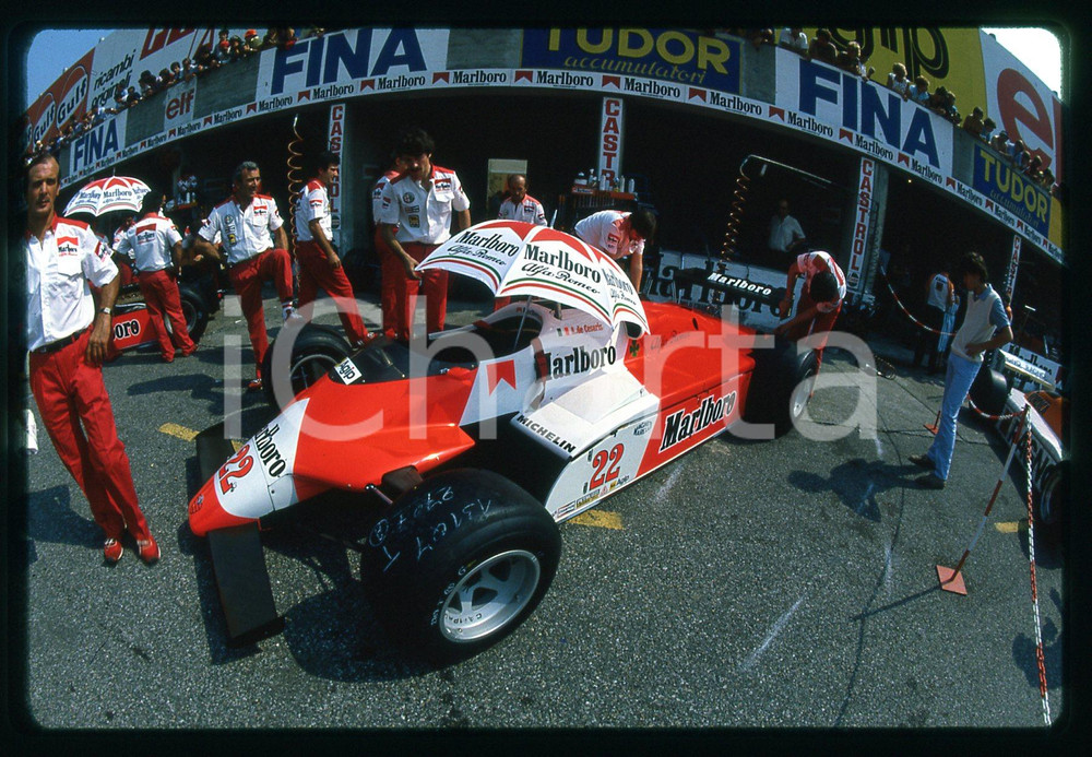 ALFA ROMEO 182T di Andrea DE CESARIS - F1 GP MONZA 1982 35 mm vintage slide 2 Diapositiva d'epoca, in formato 35 mm.CONDIZIONI: GOODE' severamente vietata la riproduzione. Tutti i diritti sono riservati.Nella diapositiva ICharta mette in vendita, sul negozio eBay e in esclusiva sul sito "icharta" il proprio archivio composto da numerose diapositive e negativi fotografici d'epoca, tutti originali e autentici, che attraversano la storia del costume italiano tra gli la fine degli anni Sessanta e Novanta.Si tratta di uno sguardo inedito sull'attualità , la politica, la vita quotidiana, il gossip e la cultura, che fotografa il cambiamento della nazione in quest'ultimo scorcio del XX secolo. Un'occasione unica per il mercato del collezionismo, che vede finalmente disponibile un archivio eccezionale per vastità , tematiche e condizioni, in un settore (il negativo fotografico e la diapositiva) di assoluta novità  e dalle interessanti prospettive di investimento.  GOOD/buono   originale e autentica 1