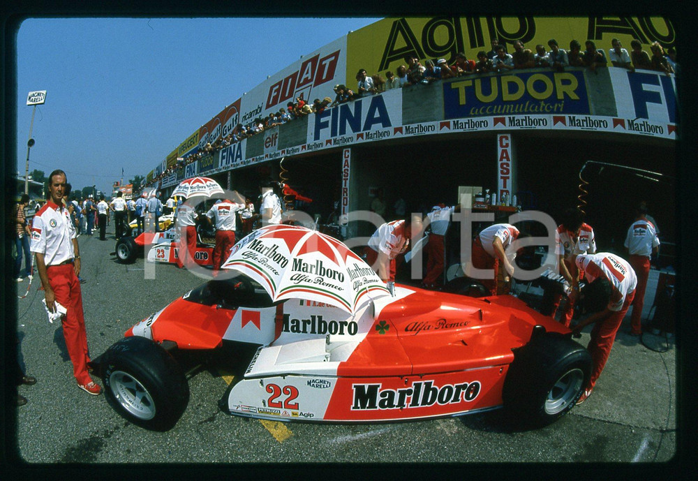 ALFA ROMEO 182T di Andrea DE CESARIS - F1 GP MONZA 1982 35 mm vintage slide 3 Diapositiva d'epoca, in formato 35 mm.CONDIZIONI: GOODE' severamente vietata la riproduzione. Tutti i diritti sono riservati.Nella diapositiva ICharta mette in vendita, sul negozio eBay e in esclusiva sul sito "icharta" il proprio archivio composto da numerose diapositive e negativi fotografici d'epoca, tutti originali e autentici, che attraversano la storia del costume italiano tra gli la fine degli anni Sessanta e Novanta.Si tratta di uno sguardo inedito sull'attualità , la politica, la vita quotidiana, il gossip e la cultura, che fotografa il cambiamento della nazione in quest'ultimo scorcio del XX secolo. Un'occasione unica per il mercato del collezionismo, che vede finalmente disponibile un archivio eccezionale per vastità , tematiche e condizioni, in un settore (il negativo fotografico e la diapositiva) di assoluta novità  e dalle interessanti prospettive di investimento.  GOOD/buono   originale e autentica 1