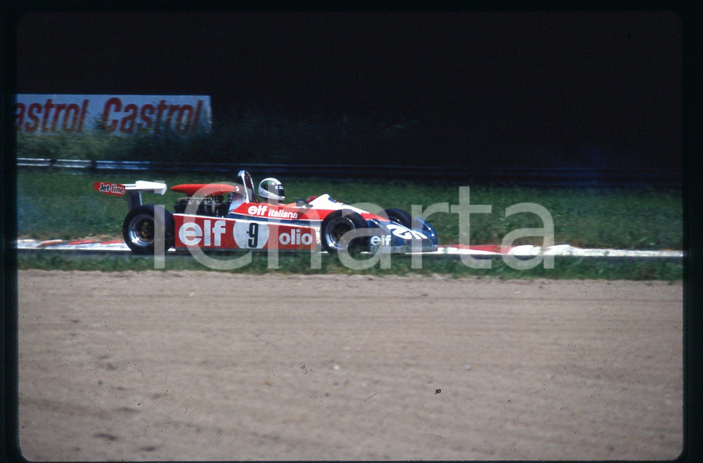 FORMULA 3 GP MONZA 1980 ca  35 mm vintage slide Diapositiva d'epoca, in formato 35 mm.CONDIZIONI: GOODE' severamente vietata la riproduzione. Tutti i diritti sono riservati.Nella diapositiva ICharta mette in vendita, sul negozio eBay e in esclusiva sul sito "icharta" il proprio archivio composto da numerose diapositive e negativi fotografici d'epoca, tutti originali e autentici, che attraversano la storia del costume italiano tra gli la fine degli anni Sessanta e Novanta.Si tratta di uno sguardo inedito sull'attualità , la politica, la vita quotidiana, il gossip e la cultura, che fotografa il cambiamento della nazione in quest'ultimo scorcio del XX secolo. Un'occasione unica per il mercato del collezionismo, che vede finalmente disponibile un archivio eccezionale per vastità , tematiche e condizioni, in un settore (il negativo fotografico e la diapositiva) di assoluta novità  e dalle interessanti prospettive di investimento.  GOOD/buono   originale e autentica 1