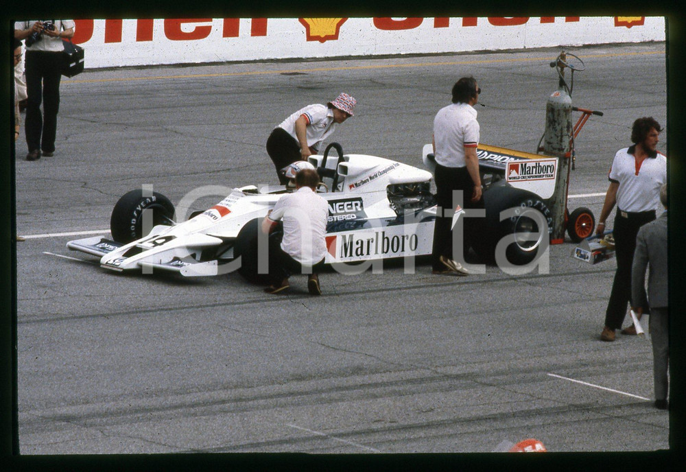 FORMULA 3 GP MONZA 1980 ca  35 mm vintage slide 3 Diapositiva d'epoca, in formato 35 mm.CONDIZIONI: GOODE' severamente vietata la riproduzione. Tutti i diritti sono riservati.Nella diapositiva ICharta mette in vendita, sul negozio eBay e in esclusiva sul sito "icharta" il proprio archivio composto da numerose diapositive e negativi fotografici d'epoca, tutti originali e autentici, che attraversano la storia del costume italiano tra gli la fine degli anni Sessanta e Novanta.Si tratta di uno sguardo inedito sull'attualità , la politica, la vita quotidiana, il gossip e la cultura, che fotografa il cambiamento della nazione in quest'ultimo scorcio del XX secolo. Un'occasione unica per il mercato del collezionismo, che vede finalmente disponibile un archivio eccezionale per vastità , tematiche e condizioni, in un settore (il negativo fotografico e la diapositiva) di assoluta novità  e dalle interessanti prospettive di investimento.  GOOD/buono   originale e autentica 1