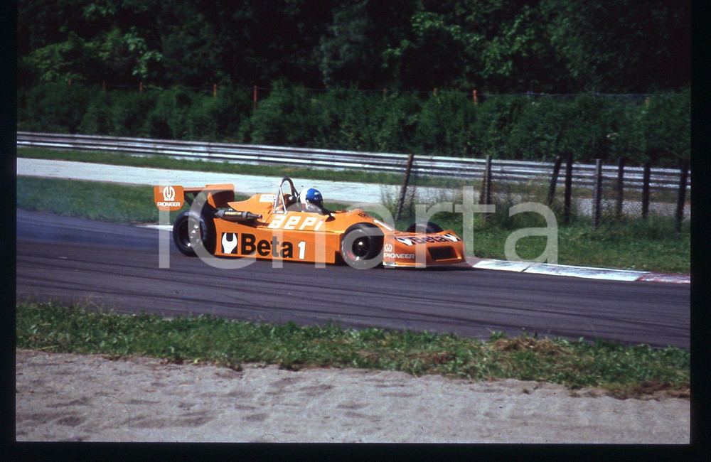 FORMULA 3 GP MONZA 1980 ca  35 mm vintage slide 2 Diapositiva d'epoca, in formato 35 mm.CONDIZIONI: GOODE' severamente vietata la riproduzione. Tutti i diritti sono riservati.Nella diapositiva ICharta mette in vendita, sul negozio eBay e in esclusiva sul sito "icharta" il proprio archivio composto da numerose diapositive e negativi fotografici d'epoca, tutti originali e autentici, che attraversano la storia del costume italiano tra gli la fine degli anni Sessanta e Novanta.Si tratta di uno sguardo inedito sull'attualità , la politica, la vita quotidiana, il gossip e la cultura, che fotografa il cambiamento della nazione in quest'ultimo scorcio del XX secolo. Un'occasione unica per il mercato del collezionismo, che vede finalmente disponibile un archivio eccezionale per vastità , tematiche e condizioni, in un settore (il negativo fotografico e la diapositiva) di assoluta novità  e dalle interessanti prospettive di investimento.  GOOD/buono   originale e autentica 1