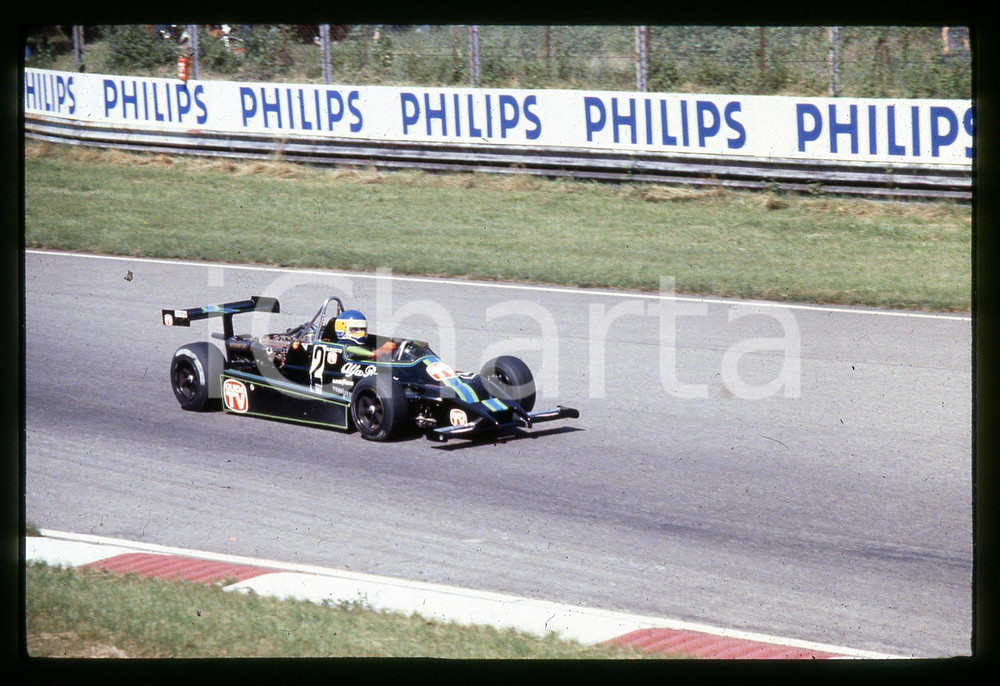 Michele ALBORETO su ALFA ROMEO MARCH 803 - F3 GP MONZA 1980 35 mm vintage slide Diapositiva d'epoca, in formato 35 mm.CONDIZIONI: GOODE' severamente vietata la riproduzione. Tutti i diritti sono riservati.Nella diapositiva ICharta mette in vendita, sul negozio eBay e in esclusiva sul sito "icharta" il proprio archivio composto da numerose diapositive e negativi fotografici d'epoca, tutti originali e autentici, che attraversano la storia del costume italiano tra gli la fine degli anni Sessanta e Novanta.Si tratta di uno sguardo inedito sull'attualità , la politica, la vita quotidiana, il gossip e la cultura, che fotografa il cambiamento della nazione in quest'ultimo scorcio del XX secolo. Un'occasione unica per il mercato del collezionismo, che vede finalmente disponibile un archivio eccezionale per vastità , tematiche e condizioni, in un settore (il negativo fotografico e la diapositiva) di assoluta novità  e dalle interessanti prospettive di investimento.  GOOD/buono   originale e autentica 1