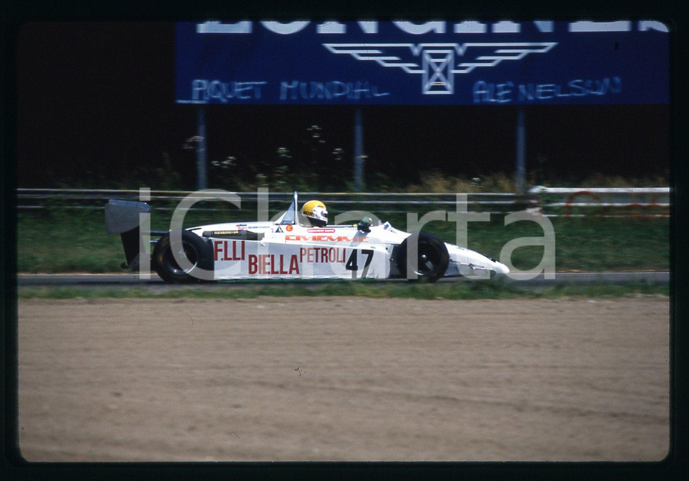FORMULA 3 GP MONZA 1980 ca  35 mm vintage slide 4 Diapositiva d'epoca, in formato 35 mm.CONDIZIONI: GOODE' severamente vietata la riproduzione. Tutti i diritti sono riservati.Nella diapositiva ICharta mette in vendita, sul negozio eBay e in esclusiva sul sito "icharta" il proprio archivio composto da numerose diapositive e negativi fotografici d'epoca, tutti originali e autentici, che attraversano la storia del costume italiano tra gli la fine degli anni Sessanta e Novanta.Si tratta di uno sguardo inedito sull'attualità , la politica, la vita quotidiana, il gossip e la cultura, che fotografa il cambiamento della nazione in quest'ultimo scorcio del XX secolo. Un'occasione unica per il mercato del collezionismo, che vede finalmente disponibile un archivio eccezionale per vastità , tematiche e condizioni, in un settore (il negativo fotografico e la diapositiva) di assoluta novità  e dalle interessanti prospettive di investimento.  GOOD/buono   originale e autentica 1