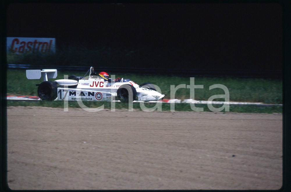 FORMULA 3 GP MONZA 1980 ca  35 mm vintage slide 5 Diapositiva d'epoca, in formato 35 mm.CONDIZIONI: GOODE' severamente vietata la riproduzione. Tutti i diritti sono riservati.Nella diapositiva ICharta mette in vendita, sul negozio eBay e in esclusiva sul sito "icharta" il proprio archivio composto da numerose diapositive e negativi fotografici d'epoca, tutti originali e autentici, che attraversano la storia del costume italiano tra gli la fine degli anni Sessanta e Novanta.Si tratta di uno sguardo inedito sull'attualità , la politica, la vita quotidiana, il gossip e la cultura, che fotografa il cambiamento della nazione in quest'ultimo scorcio del XX secolo. Un'occasione unica per il mercato del collezionismo, che vede finalmente disponibile un archivio eccezionale per vastità , tematiche e condizioni, in un settore (il negativo fotografico e la diapositiva) di assoluta novità  e dalle interessanti prospettive di investimento.  GOOD/buono   originale e autentica 1
