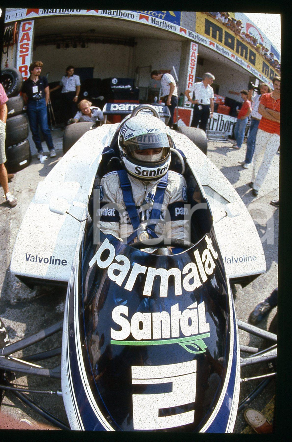 Riccardo PATRESE su BRABHAM BT50 - FORMULA 1 GP MONZA 1982 35 mm vintage slide Diapositiva d'epoca, in formato 35 mm.CONDIZIONI: GOODE' severamente vietata la riproduzione. Tutti i diritti sono riservati.Nella diapositiva ICharta mette in vendita, sul negozio eBay e in esclusiva sul sito "icharta" il proprio archivio composto da numerose diapositive e negativi fotografici d'epoca, tutti originali e autentici, che attraversano la storia del costume italiano tra gli la fine degli anni Sessanta e Novanta.Si tratta di uno sguardo inedito sull'attualità , la politica, la vita quotidiana, il gossip e la cultura, che fotografa il cambiamento della nazione in quest'ultimo scorcio del XX secolo. Un'occasione unica per il mercato del collezionismo, che vede finalmente disponibile un archivio eccezionale per vastità , tematiche e condizioni, in un settore (il negativo fotografico e la diapositiva) di assoluta novità  e dalle interessanti prospettive di investimento.  GOOD/buono   originale e autentica 1