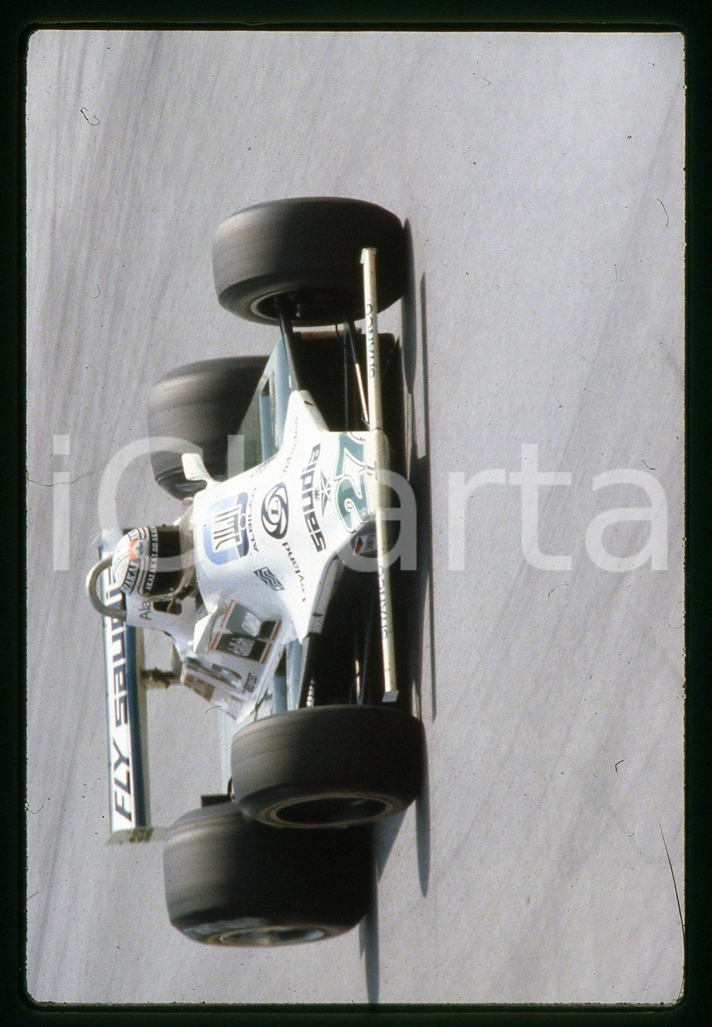 Alan JONES su WILLIAMS FW07 - FORMULA 1 GP MONZA 1980 35 mm vintage slide Diapositiva d'epoca, in formato 35 mm.CONDIZIONI: GOODE' severamente vietata la riproduzione. Tutti i diritti sono riservati.Nella diapositiva ICharta mette in vendita, sul negozio eBay e in esclusiva sul sito "icharta" il proprio archivio composto da numerose diapositive e negativi fotografici d'epoca, tutti originali e autentici, che attraversano la storia del costume italiano tra gli la fine degli anni Sessanta e Novanta.Si tratta di uno sguardo inedito sull'attualità , la politica, la vita quotidiana, il gossip e la cultura, che fotografa il cambiamento della nazione in quest'ultimo scorcio del XX secolo. Un'occasione unica per il mercato del collezionismo, che vede finalmente disponibile un archivio eccezionale per vastità , tematiche e condizioni, in un settore (il negativo fotografico e la diapositiva) di assoluta novità  e dalle interessanti prospettive di investimento.  GOOD/buono   originale e autentica 1