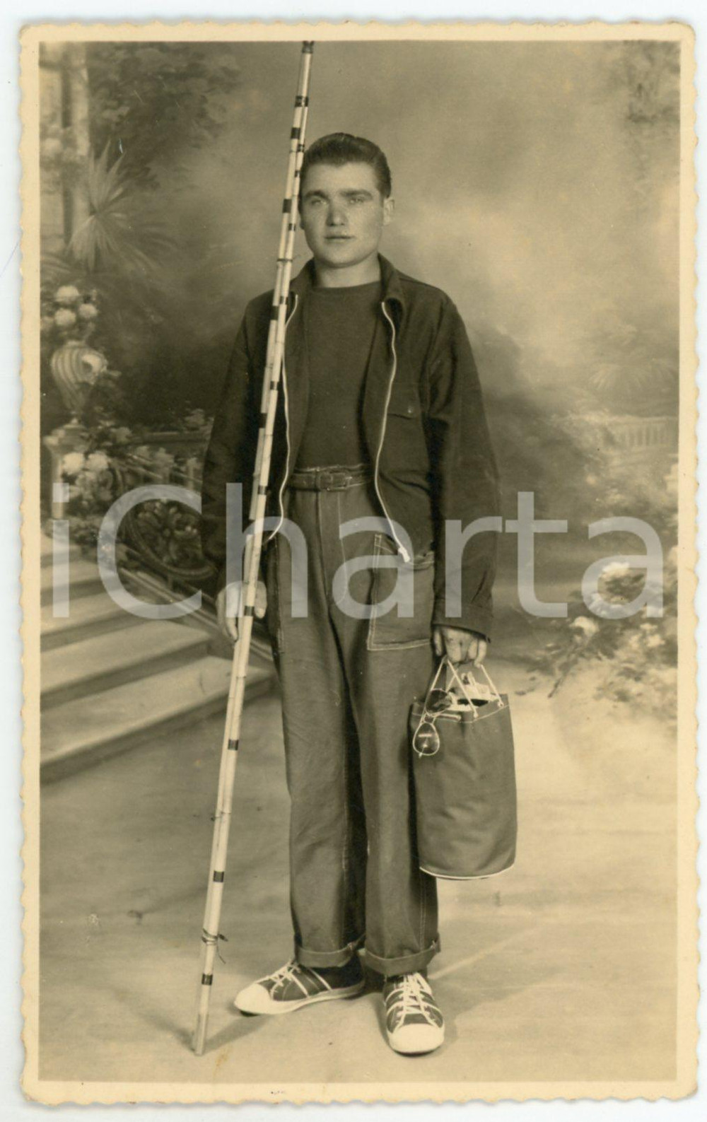 1950 ca AREA LOMBARDA Giovane pescatore amatoriale - Foto 14x9 cm  Fotografia originale d'epoca. GOOD/buono  Formato: 14x9 cm originale e autentica 1