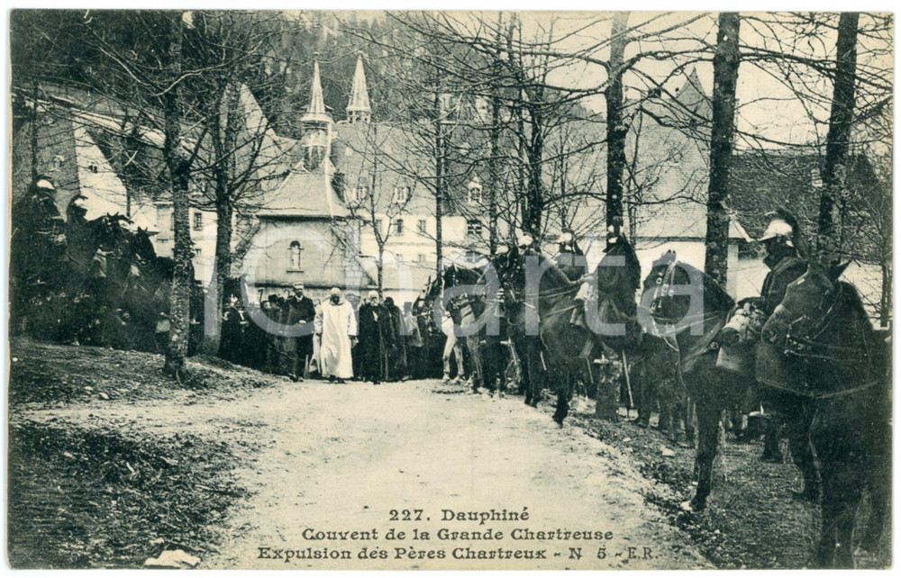 1905 ca FRANCE GRANDE CHARTREUSE Expulsion Pères Chartreux 1903 (5) Carte  Cartolina postale d'epoca, non viaggiata.Timbro del Couvent de la Grande Chartreuse al verso. GOOD/buono  Formato: 14x9 cm originale e autentica 1