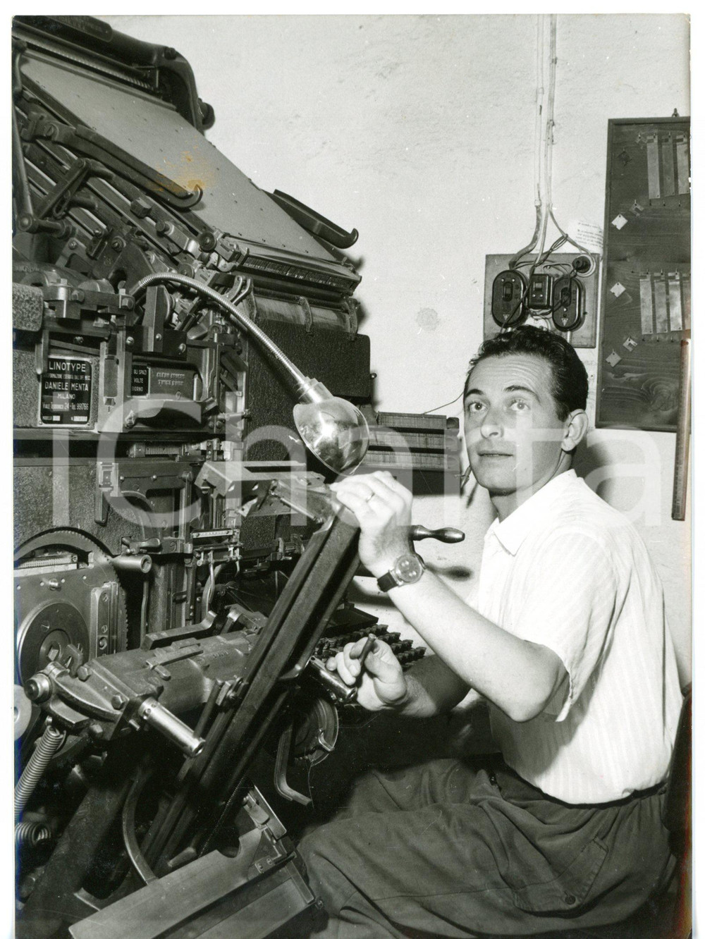 1957 VERCELLI Caso falsi diari di MUSSOLINI - Linotipista Ezio VARALDA *Foto 1 Fotografia d'epoca con didascalia coeva al verso.FORMATO: 13x18 cm  GOOD/buono ma lieve piegatura al margine superiore  originale e autentica 1