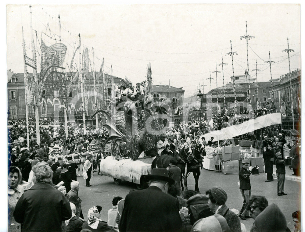 1959 CARNEVALE DI NIZZA Carro allegorico con dragoni *Foto 24x18 cm Fotografia d'epoca con didascalia coeva al verso. FAIR/discreto fori di affissione agli angoli Formato: 24x18 cm originale e autentica 1