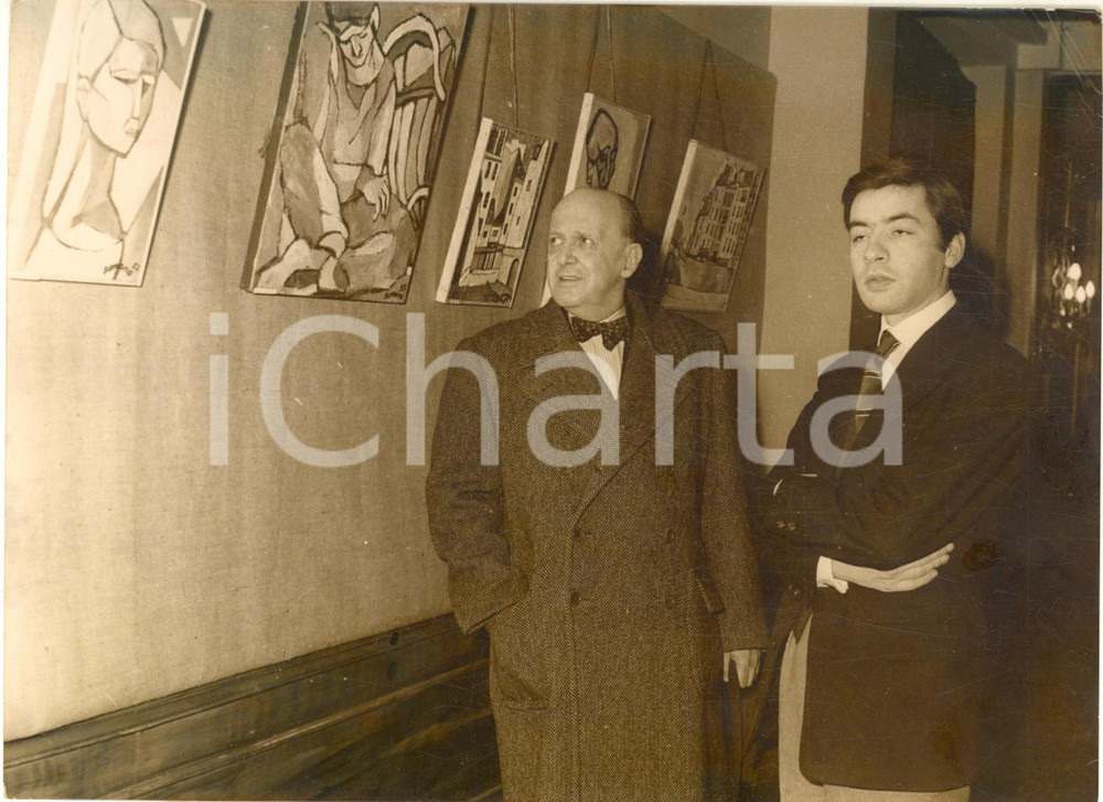 1957 PARIS Pietro QUARONI e il pittore CURTI alla mostra di arte italiana ^Foto Fotografia d'epoca, con didascalia coeva.Si tratta della mostra "Paris vu par les peintres italiens" al Vieux-Colombier. GOOD/buono  Formato: 18x13 cm originale e autentica 1