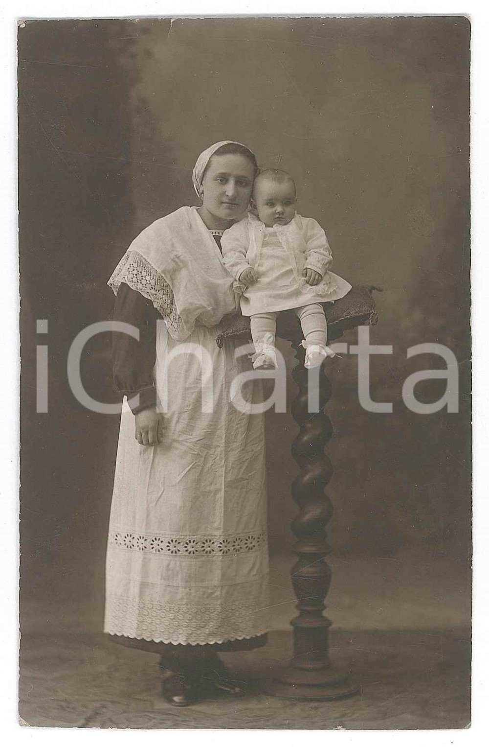 1920 ca TORINO Balia con bambino - Ritratto *Foto Giuseppe MOSSO 9x14 cm Fotografia d'epoca, in formato cartolina postale.FOTOGRAFO: Giuseppe Mosso - Torino, Portici via Nizza GOOD/buono  Formato: 9x14 cm originale e autentica 1