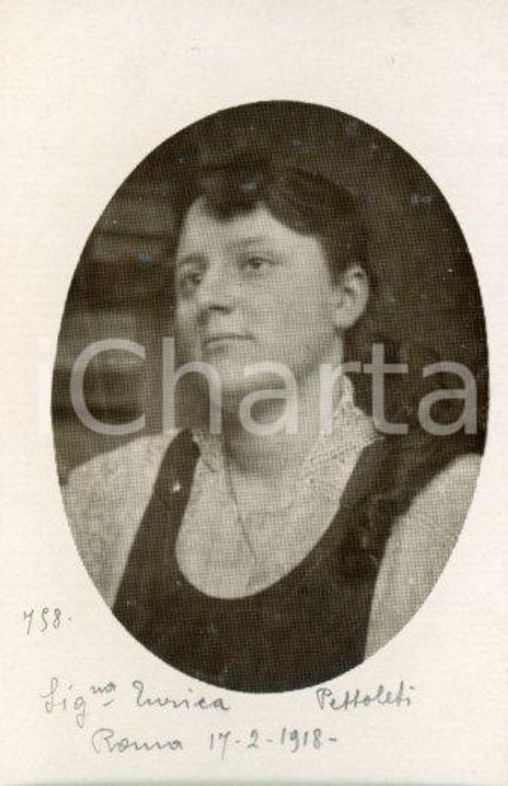 1918 ROMA Enrica PETTOLETI - Ritratto *Fotocartolina Luigi GREA Fotografia originale d'epoca, in formato cartolina postale.Si tratta di uno scatto realizzato da un fotografo amatoriale, Luigi "Gigi" Grea, funzionario delle ferrovie.Didascalia manoscritta al recto. FAIR/discreto piccola piegatura angolare Formato: 9x14 cm originale e autentica 1