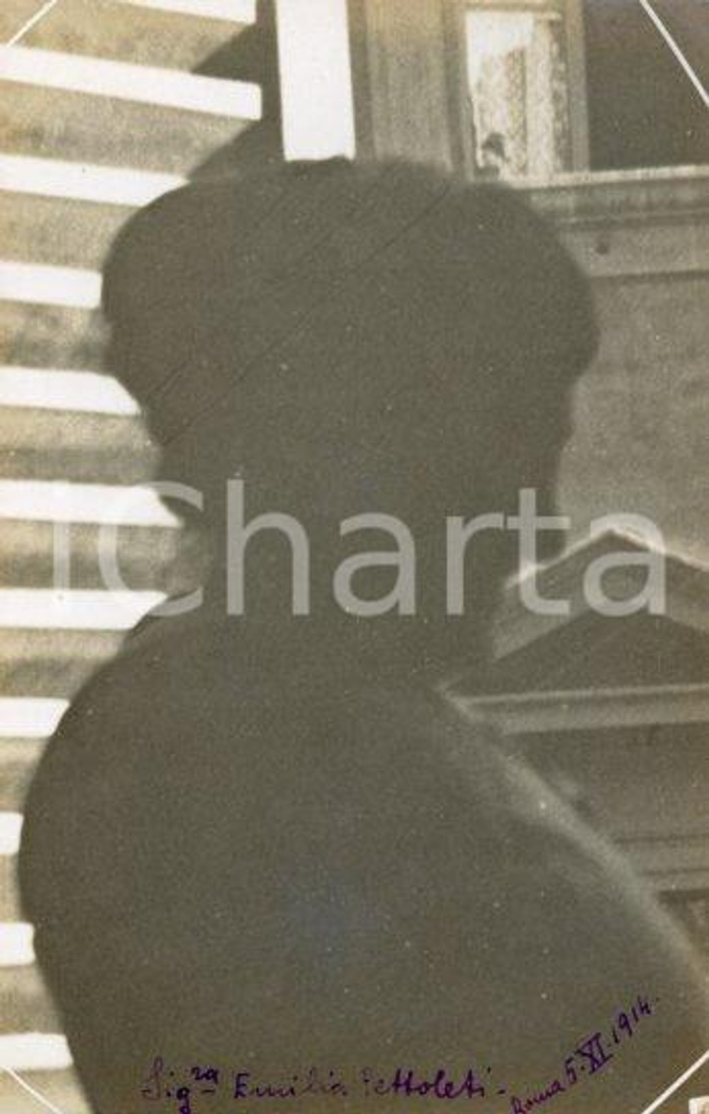 1914 ROMA Emilia PETTOLETI - Ritratto in controluce *Fotocartolina Luigi GREA Fotografia originale d'epoca, in formato cartolina postale.Si tratta di uno scatto realizzato da un fotografo amatoriale, Luigi "Gigi" Grea, funzionario delle ferrovie.Didascalia manoscritta al recto e al verso. GOOD/buono minima smussatura angolare Formato: 9x14 cm originale e autentica 1