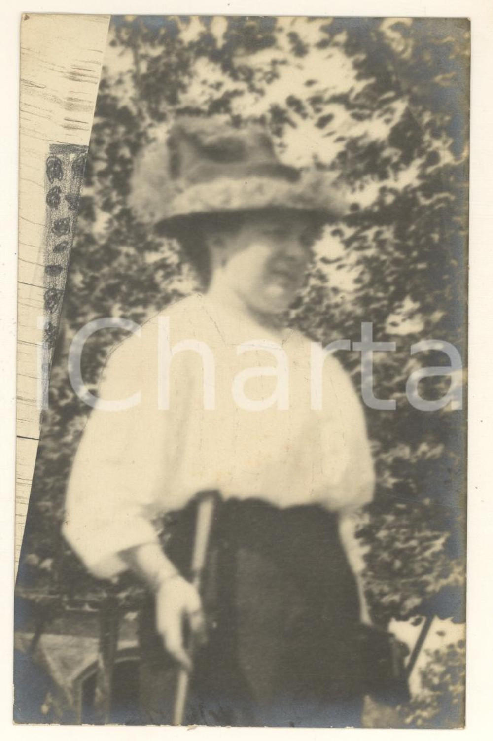 1914 ROMA Emilia PETTOLETI - Ritratto in giardino - Fotocartolina Luigi GREA Fotografia originale d'epoca, in formato cartolina postale.Si tratta di uno scatto realizzato da un fotografo amatoriale, Luigi "Gigi" Grea, funzionario delle ferrovie. POOR/danneggiato immagine sfocata ; ritocchi manuali Formato: 9x14 cm originale e autentica 1