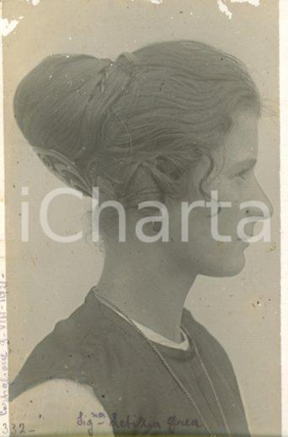 1921 CORTIGLIONE Ritratto di Letizia GREA di profilo *Fotocartolina Luigi GREA Fotografia originale d'epoca, in formato cartolina postale.Si tratta di uno scatto realizzato da un fotografo amatoriale, Luigi "Gigi" Grea, funzionario delle ferrovie. POOR/danneggiato abrasioni marginali Formato: 9x14 cm originale e autentica 1