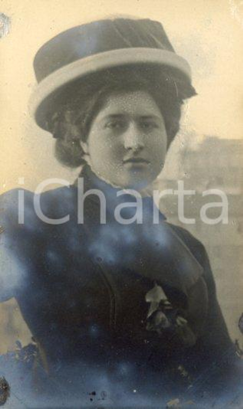 1915 ca BRENO (BS) Beatrice TAGLIERINI MONTIGLIO *Fotocartolina Luigi GREA 2 Fotografia originale d'epoca, in formato cartolina postale.Si tratta di uno scatto realizzato da un fotografo amatoriale, Luigi "Gigi" Grea, funzionario delle ferrovie. FAIR/discreto aloni Formato: 9x14 cm originale e autentica 1