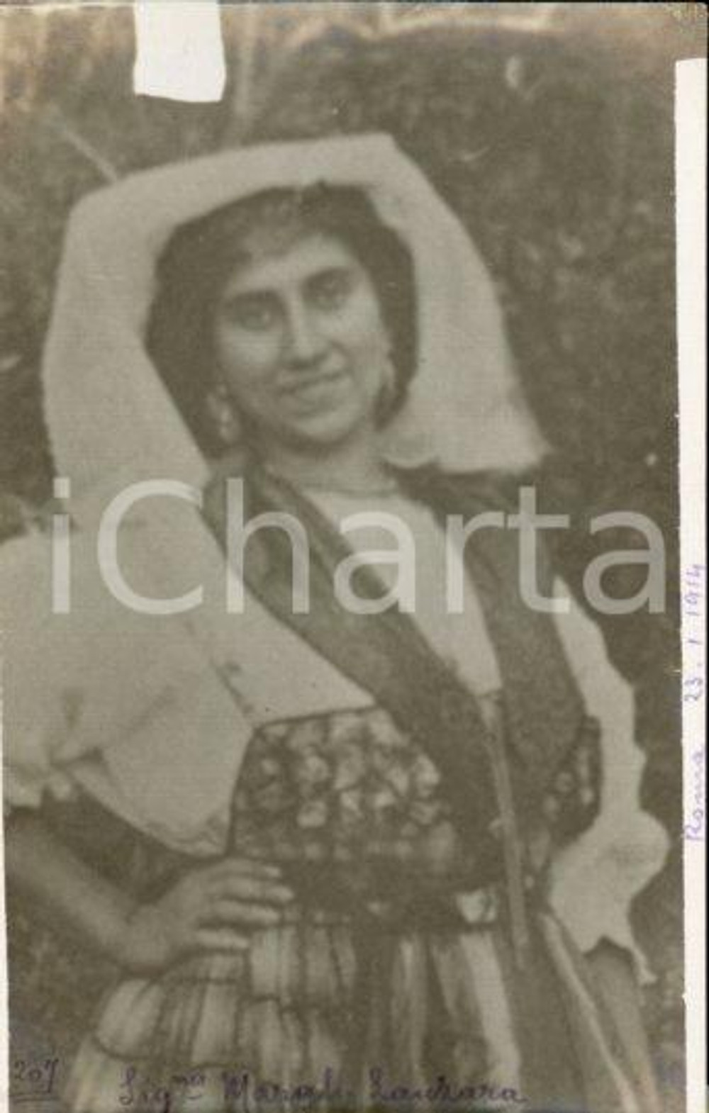 1914 ROMA Margherita LANZARA in costume popolare *Fotocartolina Luigi GREA Fotografia originale d'epoca, in formato cartolina postale.Si tratta di uno scatto realizzato da un fotografo amatoriale, Luigi "Gigi" Grea, funzionario delle ferrovie.Didascalia al recto, autografa del fotografo, e al verso. POOR/danneggiato difetti di stampa Formato: 9x14 cm originale e autentica 1