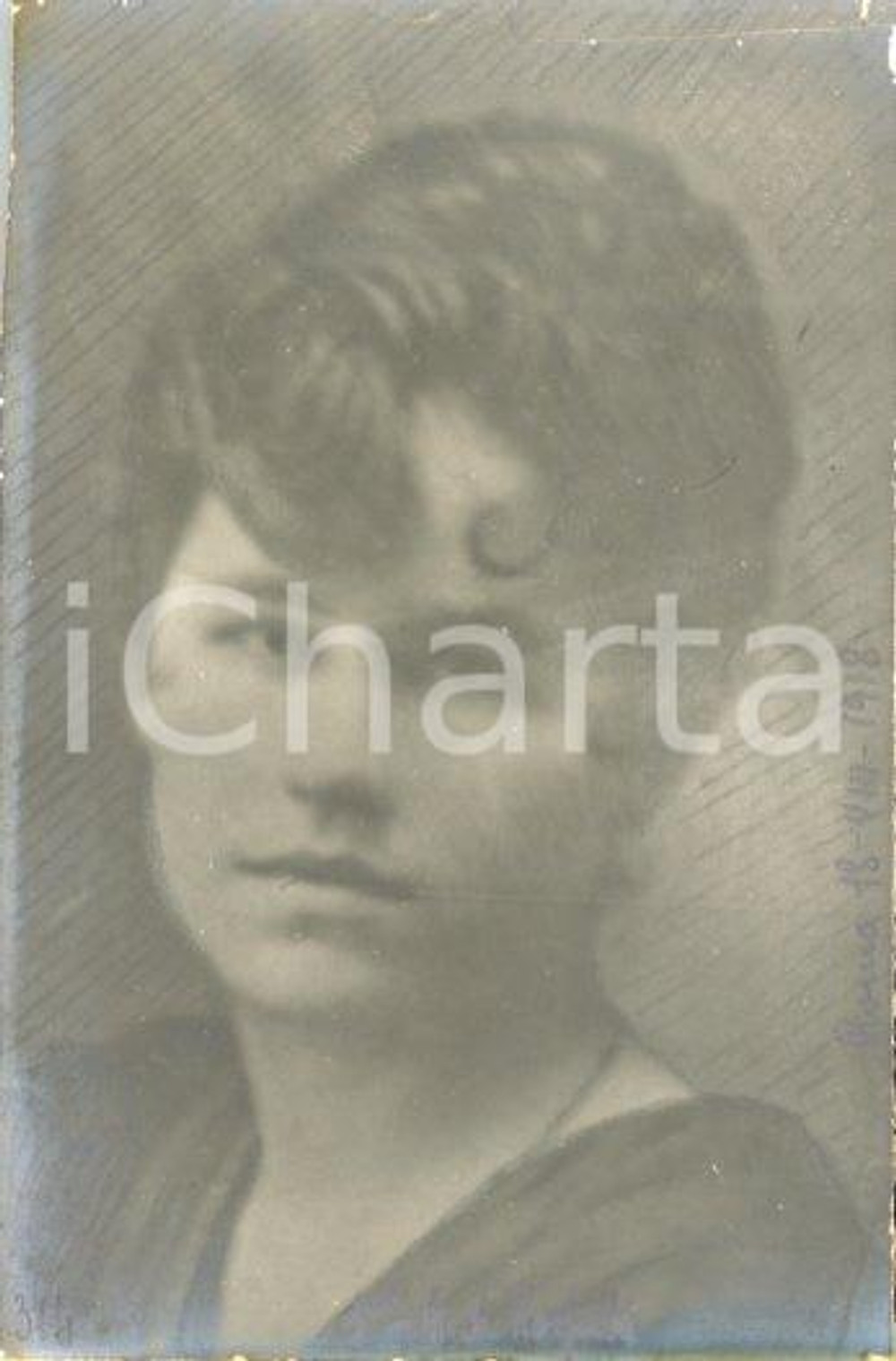 1918 ROMA Ritratto di Antonia ROSSETTI - Fotocartolina Luigi GREA Fotografia originale d'epoca.Si tratta di uno scatto realizzato da un fotografo amatoriale, Luigi "Gigi" Grea, funzionario delle ferrovie. POOR/danneggiato piegatura al lato superiore; ritocchi manuali; lievi sbrecciature marginali; didascalia manoscritta Formato: 9x14 cm originale e autentica 1