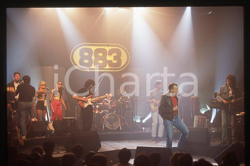 883 Max PEZZALI Concerto su ITALIA 1 1995 - 35mm vintage slide (1) Diapositiva originale, in formato 35 mm.La foto venne scattata durante le riprese dello speciale dedicato all'album "La donna il sogno & il grande incubo" trasmesso su Italia 1.Per i diritti rivolgersi a ICharta.E' severamente vietata la riproduzione. Tutti i diritti sono riservati.ICharta mette in vendita, sul negozio eBay e in esclusiva sul sito "icharta" il proprio archivio composto da numerose diapositive e negativi fotografici d'epoca, tutti originali e autentici, che attraversano la storia del costume tra la fine degli anni Sessanta e Novanta.Si tratta di uno sguardo inedito sull'attualità , la politica, la vita quotidiana, il gossip e la cultura, che fotografa il cambiamento della nazione in quest'ultimo scorcio del XX secolo.Un'occasione unica per il mercato del collezionismo, che vede finalmente disponibile un archivio eccezionale per vastità , tematiche e condizioni, in un settore (il negativo fotografico e la diapositiva) di assoluta novitÃ e dalle interessanti prospettive di investimento. GOOD/buono   originale e autentica 1