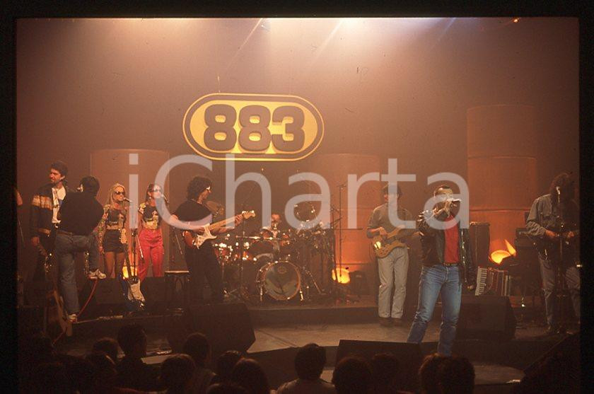 883 Max PEZZALI Concerto su ITALIA 1 1995 - 35mm vintage slide (2) Diapositiva originale, in formato 35 mm.La foto venne scattata durante le riprese dello speciale dedicato all'album "La donna il sogno & il grande incubo" trasmesso su Italia 1.Per i diritti rivolgersi a ICharta.E' severamente vietata la riproduzione. Tutti i diritti sono riservati.ICharta mette in vendita, sul negozio eBay e in esclusiva sul sito "icharta" il proprio archivio composto da numerose diapositive e negativi fotografici d'epoca, tutti originali e autentici, che attraversano la storia del costume tra la fine degli anni Sessanta e Novanta.Si tratta di uno sguardo inedito sull'attualità , la politica, la vita quotidiana, il gossip e la cultura, che fotografa il cambiamento della nazione in quest'ultimo scorcio del XX secolo.Un'occasione unica per il mercato del collezionismo, che vede finalmente disponibile un archivio eccezionale per vastità , tematiche e condizioni, in un settore (il negativo fotografico e la diapositiva) di assoluta novitÃ e dalle interessanti prospettive di investimento. GOOD/buono   originale e autentica 1