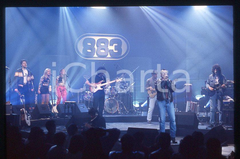 883 Max PEZZALI Concerto su ITALIA 1 1995 - 35mm vintage slide (4) Diapositiva originale, in formato 35 mm.La foto venne scattata durante le riprese dello speciale dedicato all'album "La donna il sogno & il grande incubo" trasmesso su Italia 1.Per i diritti rivolgersi a ICharta.E' severamente vietata la riproduzione. Tutti i diritti sono riservati.ICharta mette in vendita, sul negozio eBay e in esclusiva sul sito "icharta" il proprio archivio composto da numerose diapositive e negativi fotografici d'epoca, tutti originali e autentici, che attraversano la storia del costume tra la fine degli anni Sessanta e Novanta.Si tratta di uno sguardo inedito sull'attualità , la politica, la vita quotidiana, il gossip e la cultura, che fotografa il cambiamento della nazione in quest'ultimo scorcio del XX secolo.Un'occasione unica per il mercato del collezionismo, che vede finalmente disponibile un archivio eccezionale per vastità , tematiche e condizioni, in un settore (il negativo fotografico e la diapositiva) di assoluta novitÃ e dalle interessanti prospettive di investimento. GOOD/buono   originale e autentica 1