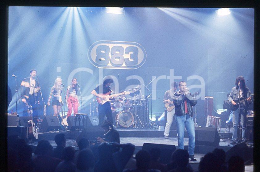 883 Max PEZZALI Concerto su ITALIA 1 1995 - 35mm vintage slide (5) Diapositiva originale, in formato 35 mm.La foto venne scattata durante le riprese dello speciale dedicato all'album "La donna il sogno & il grande incubo" trasmesso su Italia 1.Per i diritti rivolgersi a ICharta.E' severamente vietata la riproduzione. Tutti i diritti sono riservati.ICharta mette in vendita, sul negozio eBay e in esclusiva sul sito "icharta" il proprio archivio composto da numerose diapositive e negativi fotografici d'epoca, tutti originali e autentici, che attraversano la storia del costume tra la fine degli anni Sessanta e Novanta.Si tratta di uno sguardo inedito sull'attualità , la politica, la vita quotidiana, il gossip e la cultura, che fotografa il cambiamento della nazione in quest'ultimo scorcio del XX secolo.Un'occasione unica per il mercato del collezionismo, che vede finalmente disponibile un archivio eccezionale per vastità , tematiche e condizioni, in un settore (il negativo fotografico e la diapositiva) di assoluta novitÃ e dalle interessanti prospettive di investimento. GOOD/buono   originale e autentica 1