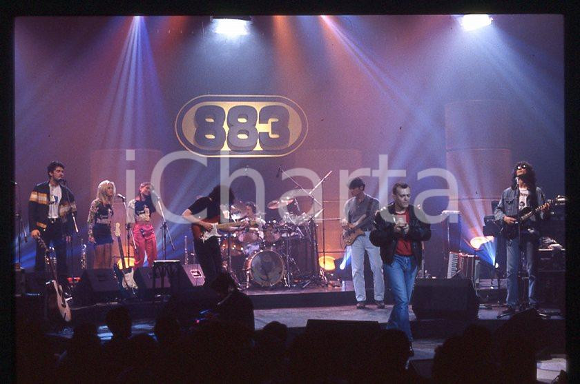 883 Max PEZZALI Concerto su ITALIA 1 1995 - 35mm vintage slide (7) Diapositiva originale, in formato 35 mm.La foto venne scattata durante le riprese dello speciale dedicato all'album "La donna il sogno & il grande incubo" trasmesso su Italia 1.Per i diritti rivolgersi a ICharta.E' severamente vietata la riproduzione. Tutti i diritti sono riservati.ICharta mette in vendita, sul negozio eBay e in esclusiva sul sito "icharta" il proprio archivio composto da numerose diapositive e negativi fotografici d'epoca, tutti originali e autentici, che attraversano la storia del costume tra la fine degli anni Sessanta e Novanta.Si tratta di uno sguardo inedito sull'attualità , la politica, la vita quotidiana, il gossip e la cultura, che fotografa il cambiamento della nazione in quest'ultimo scorcio del XX secolo.Un'occasione unica per il mercato del collezionismo, che vede finalmente disponibile un archivio eccezionale per vastità , tematiche e condizioni, in un settore (il negativo fotografico e la diapositiva) di assoluta novitÃ e dalle interessanti prospettive di investimento. GOOD/buono   originale e autentica 1