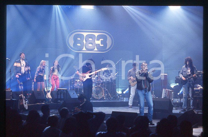 883 Max PEZZALI Concerto su ITALIA 1 1995 - 35mm vintage slide (6) Diapositiva originale, in formato 35 mm.La foto venne scattata durante le riprese dello speciale dedicato all'album "La donna il sogno & il grande incubo" trasmesso su Italia 1.Per i diritti rivolgersi a ICharta.E' severamente vietata la riproduzione. Tutti i diritti sono riservati.ICharta mette in vendita, sul negozio eBay e in esclusiva sul sito "icharta" il proprio archivio composto da numerose diapositive e negativi fotografici d'epoca, tutti originali e autentici, che attraversano la storia del costume tra la fine degli anni Sessanta e Novanta.Si tratta di uno sguardo inedito sull'attualità , la politica, la vita quotidiana, il gossip e la cultura, che fotografa il cambiamento della nazione in quest'ultimo scorcio del XX secolo.Un'occasione unica per il mercato del collezionismo, che vede finalmente disponibile un archivio eccezionale per vastità , tematiche e condizioni, in un settore (il negativo fotografico e la diapositiva) di assoluta novitÃ e dalle interessanti prospettive di investimento. GOOD/buono   originale e autentica 1