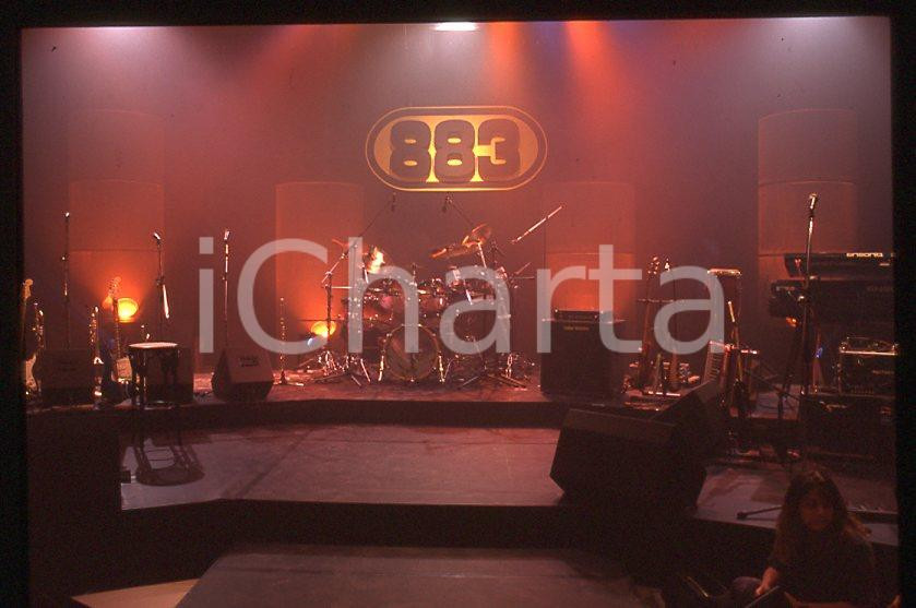 883 Palco vuoto per il concerto su ITALIA 1 1995 - 35mm vintage slide Diapositiva originale, in formato 35 mm.La foto venne scattata durante le riprese dello speciale dedicato all'album "La donna il sogno & il grande incubo" trasmesso su Italia 1.Per i diritti rivolgersi a ICharta.E' severamente vietata la riproduzione. Tutti i diritti sono riservati.ICharta mette in vendita, sul negozio eBay e in esclusiva sul sito "icharta" il proprio archivio composto da numerose diapositive e negativi fotografici d'epoca, tutti originali e autentici, che attraversano la storia del costume tra la fine degli anni Sessanta e Novanta.Si tratta di uno sguardo inedito sull'attualità , la politica, la vita quotidiana, il gossip e la cultura, che fotografa il cambiamento della nazione in quest'ultimo scorcio del XX secolo.Un'occasione unica per il mercato del collezionismo, che vede finalmente disponibile un archivio eccezionale per vastità , tematiche e condizioni, in un settore (il negativo fotografico e la diapositiva) di assoluta novitÃ e dalle interessanti prospettive di investimento. GOOD/buono   originale e autentica 1