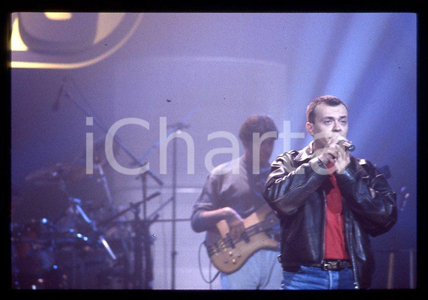 883 Max PEZZALI Concerto su ITALIA 1 1995 - 35mm vintage slide (12) Diapositiva originale, in formato 35 mm.La foto venne scattata durante le riprese dello speciale dedicato all'album "La donna il sogno & il grande incubo" trasmesso su Italia 1.Per i diritti rivolgersi a ICharta.E' severamente vietata la riproduzione. Tutti i diritti sono riservati.ICharta mette in vendita, sul negozio eBay e in esclusiva sul sito "icharta" il proprio archivio composto da numerose diapositive e negativi fotografici d'epoca, tutti originali e autentici, che attraversano la storia del costume tra la fine degli anni Sessanta e Novanta.Si tratta di uno sguardo inedito sull'attualità , la politica, la vita quotidiana, il gossip e la cultura, che fotografa il cambiamento della nazione in quest'ultimo scorcio del XX secolo.Un'occasione unica per il mercato del collezionismo, che vede finalmente disponibile un archivio eccezionale per vastità , tematiche e condizioni, in un settore (il negativo fotografico e la diapositiva) di assoluta novitÃ e dalle interessanti prospettive di investimento. GOOD/buono   originale e autentica 1