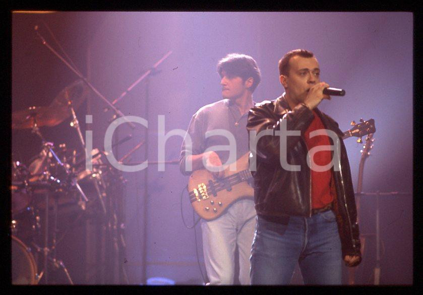 883 Max PEZZALI Concerto su ITALIA 1 1995 - 35mm vintage slide (11) Diapositiva originale, in formato 35 mm.La foto venne scattata durante le riprese dello speciale dedicato all'album "La donna il sogno & il grande incubo" trasmesso su Italia 1.Per i diritti rivolgersi a ICharta.E' severamente vietata la riproduzione. Tutti i diritti sono riservati.ICharta mette in vendita, sul negozio eBay e in esclusiva sul sito "icharta" il proprio archivio composto da numerose diapositive e negativi fotografici d'epoca, tutti originali e autentici, che attraversano la storia del costume tra la fine degli anni Sessanta e Novanta.Si tratta di uno sguardo inedito sull'attualità , la politica, la vita quotidiana, il gossip e la cultura, che fotografa il cambiamento della nazione in quest'ultimo scorcio del XX secolo.Un'occasione unica per il mercato del collezionismo, che vede finalmente disponibile un archivio eccezionale per vastità , tematiche e condizioni, in un settore (il negativo fotografico e la diapositiva) di assoluta novitÃ e dalle interessanti prospettive di investimento. GOOD/buono   originale e autentica 1