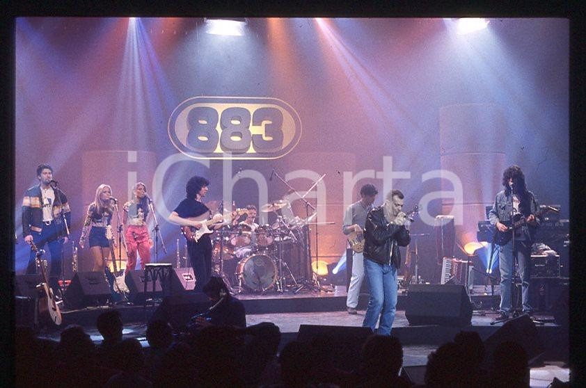883 Max PEZZALI Concerto su ITALIA 1 1995 - 35mm vintage slide (9) Diapositiva originale, in formato 35 mm.La foto venne scattata durante le riprese dello speciale dedicato all'album "La donna il sogno & il grande incubo" trasmesso su Italia 1.Per i diritti rivolgersi a ICharta.E' severamente vietata la riproduzione. Tutti i diritti sono riservati.ICharta mette in vendita, sul negozio eBay e in esclusiva sul sito "icharta" il proprio archivio composto da numerose diapositive e negativi fotografici d'epoca, tutti originali e autentici, che attraversano la storia del costume tra la fine degli anni Sessanta e Novanta.Si tratta di uno sguardo inedito sull'attualità , la politica, la vita quotidiana, il gossip e la cultura, che fotografa il cambiamento della nazione in quest'ultimo scorcio del XX secolo.Un'occasione unica per il mercato del collezionismo, che vede finalmente disponibile un archivio eccezionale per vastità , tematiche e condizioni, in un settore (il negativo fotografico e la diapositiva) di assoluta novitÃ e dalle interessanti prospettive di investimento. GOOD/buono   originale e autentica 1
