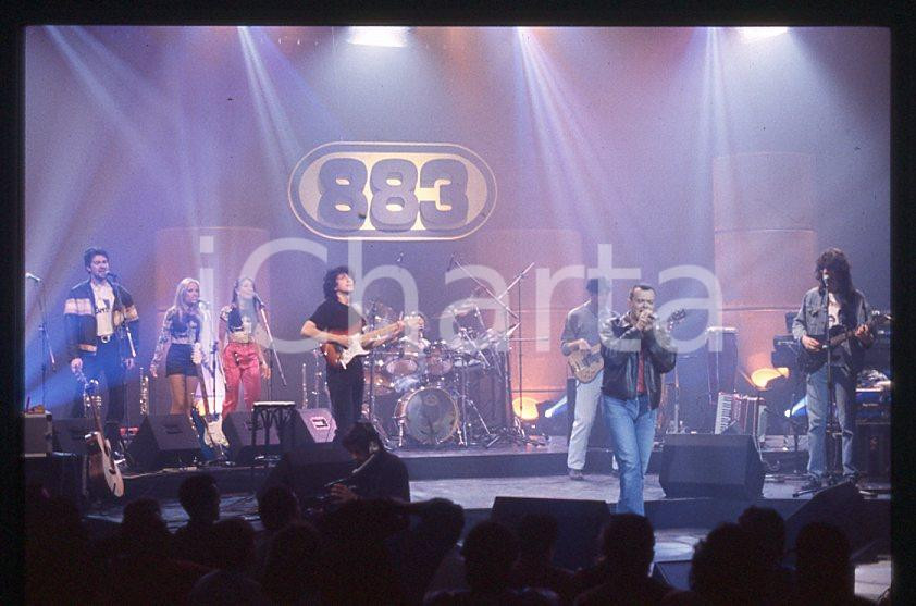 883 Max PEZZALI Concerto su ITALIA 1 1995 - 35mm vintage slide (8) Diapositiva originale, in formato 35 mm.La foto venne scattata durante le riprese dello speciale dedicato all'album "La donna il sogno & il grande incubo" trasmesso su Italia 1.Per i diritti rivolgersi a ICharta.E' severamente vietata la riproduzione. Tutti i diritti sono riservati.ICharta mette in vendita, sul negozio eBay e in esclusiva sul sito "icharta" il proprio archivio composto da numerose diapositive e negativi fotografici d'epoca, tutti originali e autentici, che attraversano la storia del costume tra la fine degli anni Sessanta e Novanta.Si tratta di uno sguardo inedito sull'attualità , la politica, la vita quotidiana, il gossip e la cultura, che fotografa il cambiamento della nazione in quest'ultimo scorcio del XX secolo.Un'occasione unica per il mercato del collezionismo, che vede finalmente disponibile un archivio eccezionale per vastità , tematiche e condizioni, in un settore (il negativo fotografico e la diapositiva) di assoluta novitÃ e dalle interessanti prospettive di investimento. GOOD/buono   originale e autentica 1