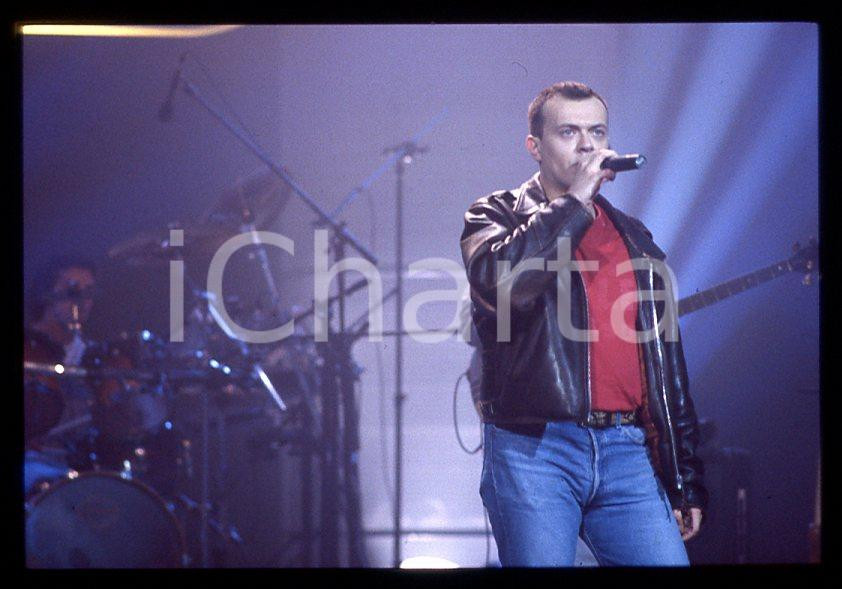 883 Max PEZZALI Concerto su ITALIA 1 1995 - 35mm vintage slide (14) Diapositiva originale, in formato 35 mm.La foto venne scattata durante le riprese dello speciale dedicato all'album "La donna il sogno & il grande incubo" trasmesso su Italia 1.Per i diritti rivolgersi a ICharta.E' severamente vietata la riproduzione. Tutti i diritti sono riservati.ICharta mette in vendita, sul negozio eBay e in esclusiva sul sito "icharta" il proprio archivio composto da numerose diapositive e negativi fotografici d'epoca, tutti originali e autentici, che attraversano la storia del costume tra la fine degli anni Sessanta e Novanta.Si tratta di uno sguardo inedito sull'attualità , la politica, la vita quotidiana, il gossip e la cultura, che fotografa il cambiamento della nazione in quest'ultimo scorcio del XX secolo.Un'occasione unica per il mercato del collezionismo, che vede finalmente disponibile un archivio eccezionale per vastità , tematiche e condizioni, in un settore (il negativo fotografico e la diapositiva) di assoluta novitÃ e dalle interessanti prospettive di investimento. GOOD/buono   originale e autentica 1