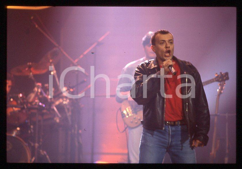883 Max PEZZALI Concerto su ITALIA 1 1995 - 35mm vintage slide (16) Diapositiva originale, in formato 35 mm.La foto venne scattata durante le riprese dello speciale dedicato all'album "La donna il sogno & il grande incubo" trasmesso su Italia 1.Per i diritti rivolgersi a ICharta.E' severamente vietata la riproduzione. Tutti i diritti sono riservati.ICharta mette in vendita, sul negozio eBay e in esclusiva sul sito "icharta" il proprio archivio composto da numerose diapositive e negativi fotografici d'epoca, tutti originali e autentici, che attraversano la storia del costume tra la fine degli anni Sessanta e Novanta.Si tratta di uno sguardo inedito sull'attualità , la politica, la vita quotidiana, il gossip e la cultura, che fotografa il cambiamento della nazione in quest'ultimo scorcio del XX secolo.Un'occasione unica per il mercato del collezionismo, che vede finalmente disponibile un archivio eccezionale per vastità , tematiche e condizioni, in un settore (il negativo fotografico e la diapositiva) di assoluta novitÃ e dalle interessanti prospettive di investimento. GOOD/buono   originale e autentica 1