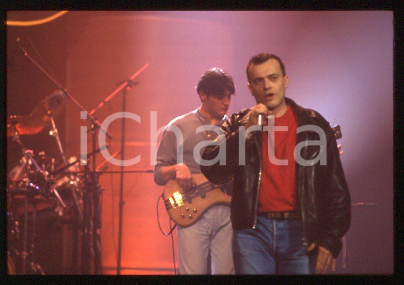 883 Max PEZZALI Concerto su ITALIA 1 1995 - 35mm vintage slide (15) Diapositiva originale, in formato 35 mm.La foto venne scattata durante le riprese dello speciale dedicato all'album "La donna il sogno & il grande incubo" trasmesso su Italia 1.Per i diritti rivolgersi a ICharta.E' severamente vietata la riproduzione. Tutti i diritti sono riservati.ICharta mette in vendita, sul negozio eBay e in esclusiva sul sito "icharta" il proprio archivio composto da numerose diapositive e negativi fotografici d'epoca, tutti originali e autentici, che attraversano la storia del costume tra la fine degli anni Sessanta e Novanta.Si tratta di uno sguardo inedito sull'attualità , la politica, la vita quotidiana, il gossip e la cultura, che fotografa il cambiamento della nazione in quest'ultimo scorcio del XX secolo.Un'occasione unica per il mercato del collezionismo, che vede finalmente disponibile un archivio eccezionale per vastità , tematiche e condizioni, in un settore (il negativo fotografico e la diapositiva) di assoluta novitÃ e dalle interessanti prospettive di investimento. GOOD/buono   originale e autentica 1
