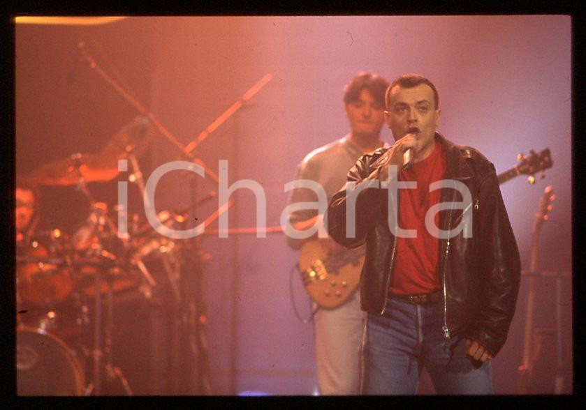 883 Max PEZZALI Concerto su ITALIA 1 1995 - 35mm vintage slide (18) Diapositiva originale, in formato 35 mm.La foto venne scattata durante le riprese dello speciale dedicato all'album "La donna il sogno & il grande incubo" trasmesso su Italia 1.Per i diritti rivolgersi a ICharta.E' severamente vietata la riproduzione. Tutti i diritti sono riservati.ICharta mette in vendita, sul negozio eBay e in esclusiva sul sito "icharta" il proprio archivio composto da numerose diapositive e negativi fotografici d'epoca, tutti originali e autentici, che attraversano la storia del costume tra la fine degli anni Sessanta e Novanta.Si tratta di uno sguardo inedito sull'attualità , la politica, la vita quotidiana, il gossip e la cultura, che fotografa il cambiamento della nazione in quest'ultimo scorcio del XX secolo.Un'occasione unica per il mercato del collezionismo, che vede finalmente disponibile un archivio eccezionale per vastità , tematiche e condizioni, in un settore (il negativo fotografico e la diapositiva) di assoluta novitÃ e dalle interessanti prospettive di investimento. GOOD/buono   originale e autentica 1